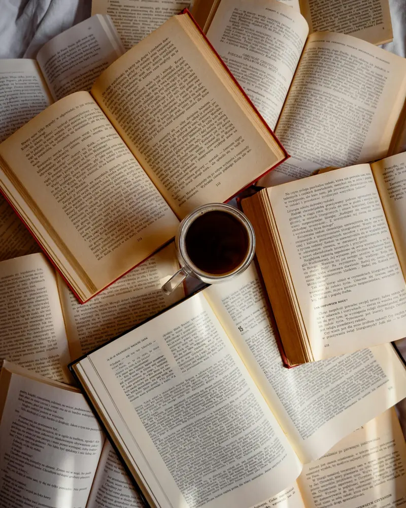 Aufgeschlagene Bücher auf dem Boden